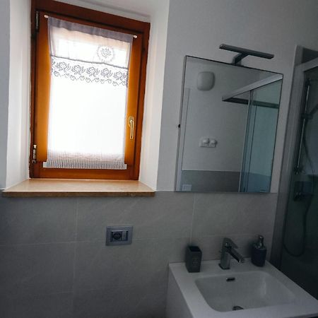 Casa Lisetta, 3-Room Apartment With Lake View Torri Del Benaco Bagian luar foto